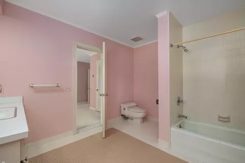 Bath - 382 Provencal, Grosse Pointe Farms, MI 48236 photo 7 of 14