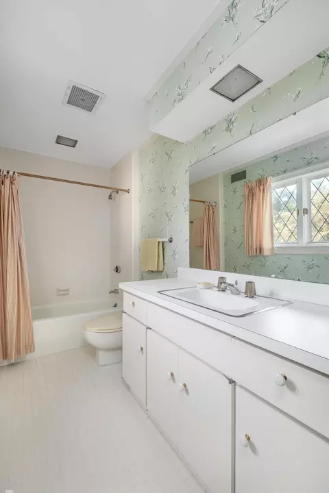 Bath - 382 Provencal, Grosse Pointe Farms, MI 48236 photo 3 of 14