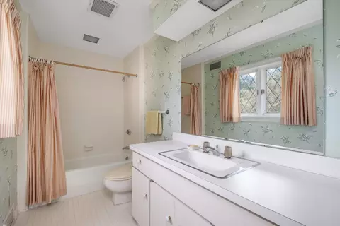 Bath - 382 Provencal, Grosse Pointe Farms, MI 48236 photo 12 of 14