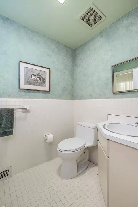 Bath - 382 Provencal, Grosse Pointe Farms, MI 48236 photo 2 of 14