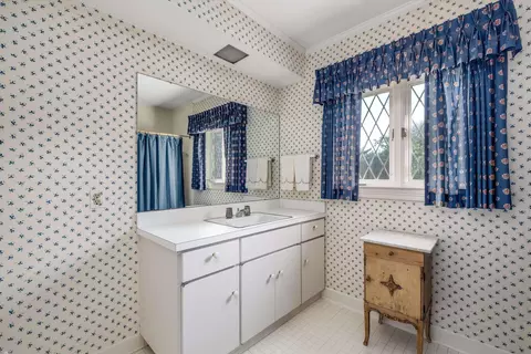 Bath - 382 Provencal, Grosse Pointe Farms, MI 48236 photo 8 of 14