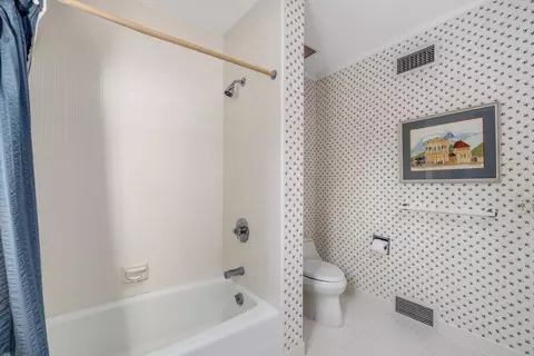 Bath - 382 Provencal, Grosse Pointe Farms, MI 48236 photo 9 of 14