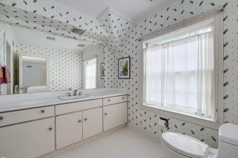 Bath - 382 Provencal, Grosse Pointe Farms, MI 48236 photo 10 of 14