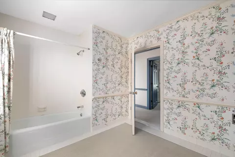 Bath - 382 Provencal, Grosse Pointe Farms, MI 48236 photo 4 of 14