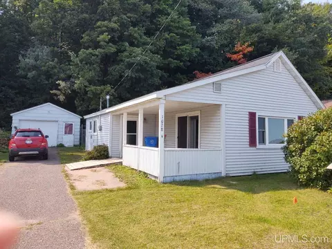 1028 S S Lk, Marquette, MI 49855
