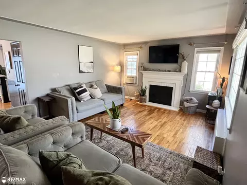 Living - 400 Coutant, Flushing, MI 48433 photo 2 of 3
