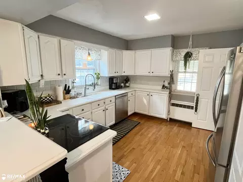 Kitchen - 400 Coutant, Flushing, MI 48433 photo 2 of 3
