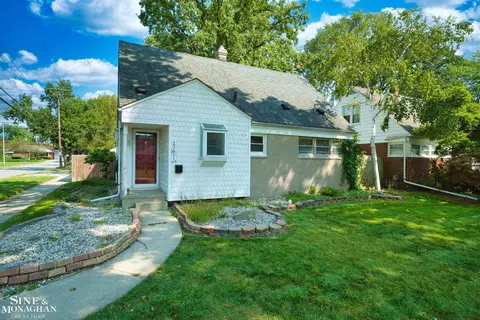 20601 Lancaster, Harper Woods, MI 48225