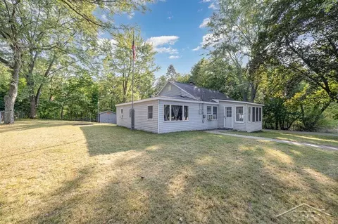 301 W Ellen, Farwell, MI 48622