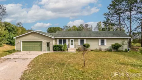 9518 Bay Shr, Gladstone, MI 49837