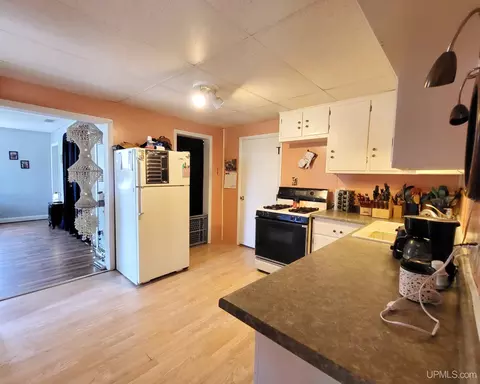 Kitchen - 516 S 19th, Escanaba, MI 49829 photo 1 of 3