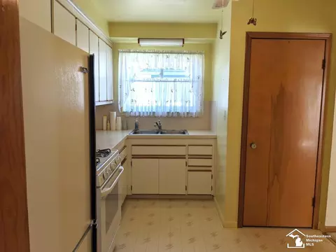 Kitchen - 1329 Arbor, Monroe, MI 48162 photo 2 of 3