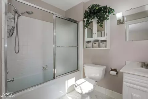 Bath - 78 Vendome, Grosse Pointe Farms, MI 48236 photo 5 of 6