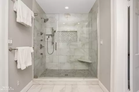 Bath - 78 Vendome, Grosse Pointe Farms, MI 48236 photo 2 of 6