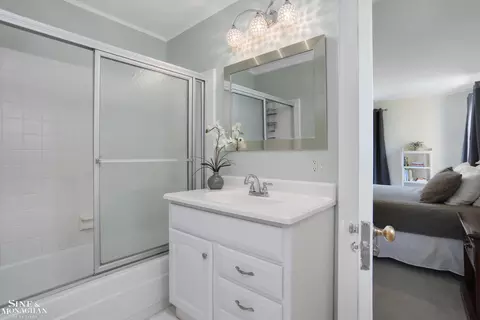 Bath - 78 Vendome, Grosse Pointe Farms, MI 48236 photo 3 of 6