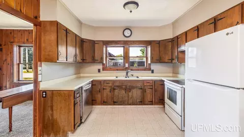 Kitchen - 3232 S 8th, Escanaba, MI 49829 photo 2 of 2