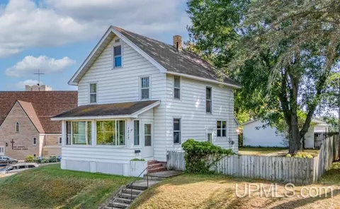 1217 Crystal Lk, Iron Mountain, MI 49801