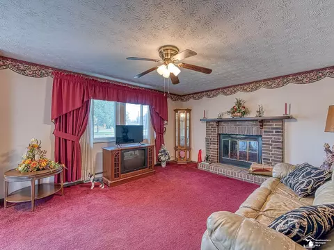 Living - 3563 Bluebush, Monroe, MI 48162 photo 2 of 3