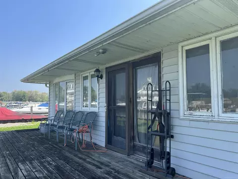 48959 Salt River Dr, New Baltimore, MI 48047