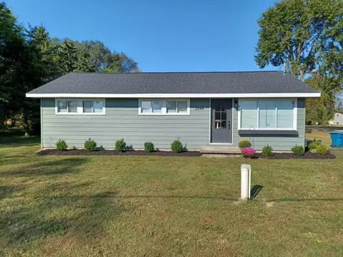 2244 S Smiths Xing, Midland, MI 48640