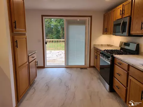 Kitchen - 7921 Crabb Rd, Temperance, MI 48182 photo 3 of 6