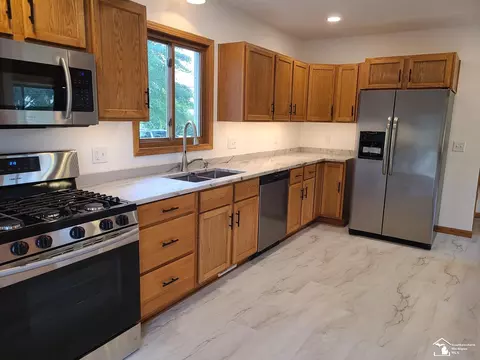 Kitchen - 7921 Crabb Rd, Temperance, MI 48182 photo 2 of 6