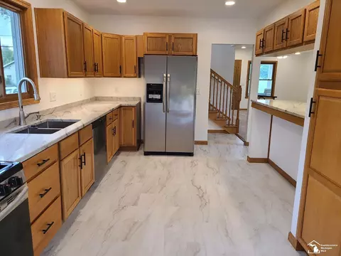 Kitchen - 7921 Crabb Rd, Temperance, MI 48182 photo 4 of 6