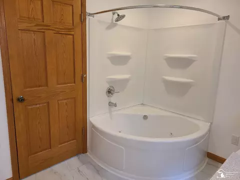 Bath - 7921 Crabb Rd, Temperance, MI 48182 photo 1 of 3