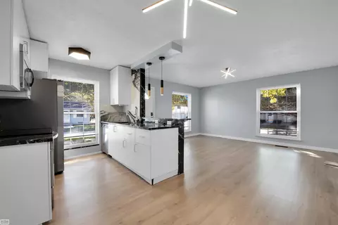 296 Lake Vlg, Walled Lake, MI 48390