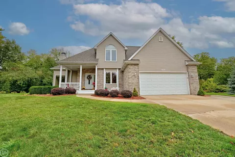 907 Whispering Oak, Midland, MI 48642