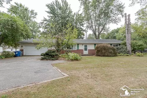 6251 Whiteford Ctr, Lambertville, MI 48144