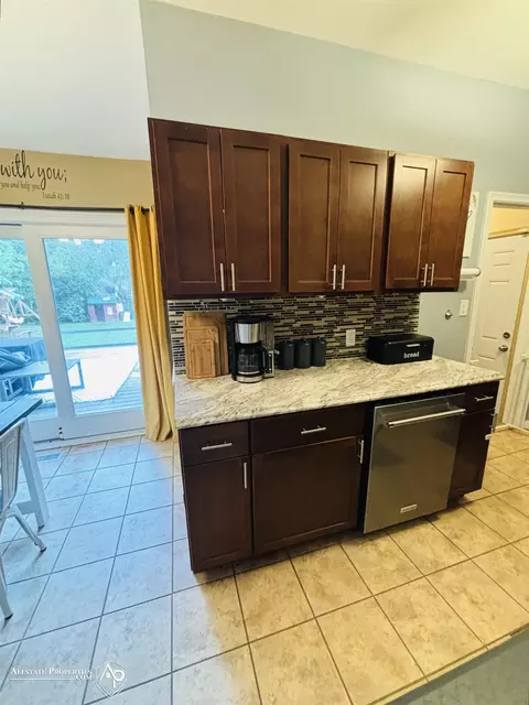 Kitchen - 409 Sequoia, Davison, MI 48423 photo 3 of 3