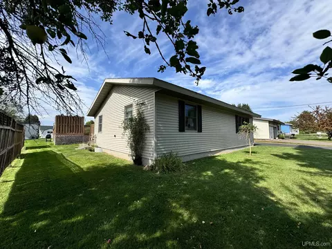 Exterior - 1012 Blankenhorn, L'anse, MI 49946 photo 16 of 18
