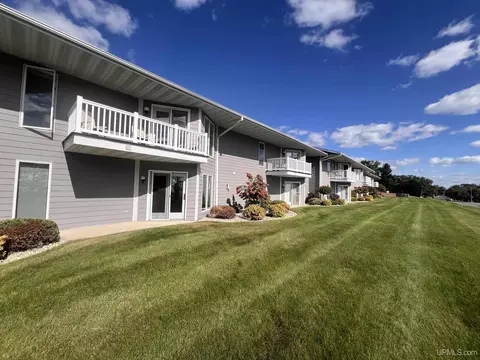 2000 Lake Shr #L, Gladstone, MI 49837