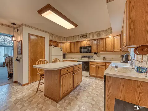Kitchen - 1046 Eagle, Temperance, MI 48182 photo 2 of 2