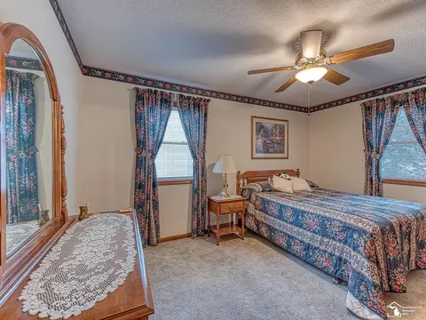 Bedroom - 1046 Eagle, Temperance, MI 48182 photo 3 of 4