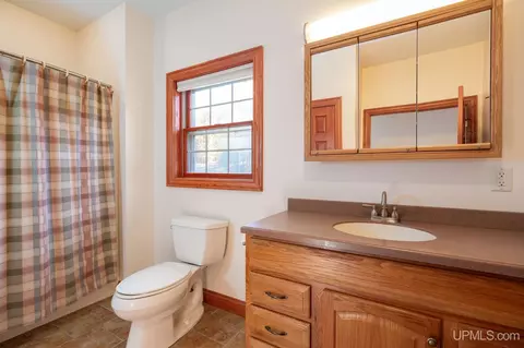 Bath - 23 Chipman, Ishpeming, MI 49849 photo 3 of 5