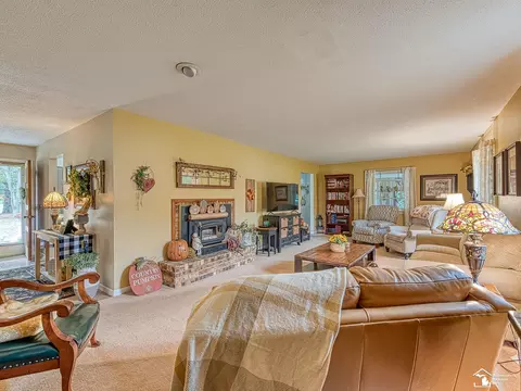 Living - 4131 W Samaria, Temperance, MI 48182 photo 2 of 3