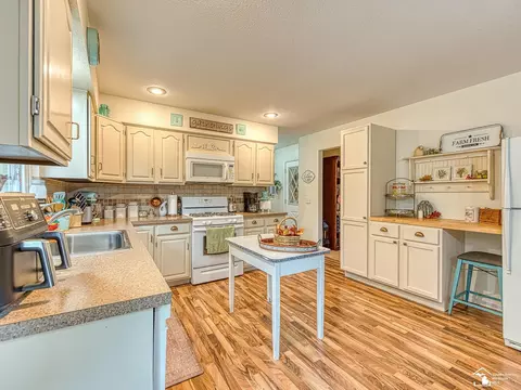 Kitchen - 4131 W Samaria, Temperance, MI 48182 photo 2 of 3