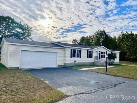162 Kenneally, Gladstone, MI 49837
