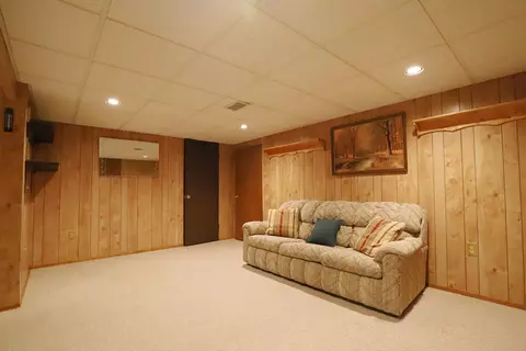Living - 5492 River Rdg, Flushing, MI 48433 photo 8 of 9
