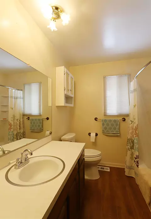 Bath - 5492 River Rdg, Flushing, MI 48433 photo 1 of 2