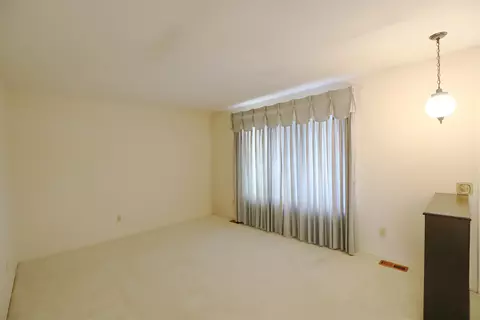 Living - 5492 River Rdg, Flushing, MI 48433 photo 3 of 9