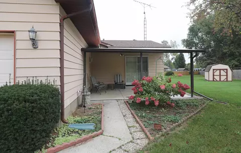 Exterior - 5492 River Rdg, Flushing, MI 48433 photo 4 of 13