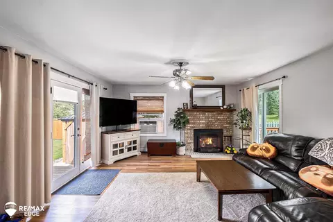 Living - 12467 E Carpenter, Davison, MI 48423 photo 1 of 2
