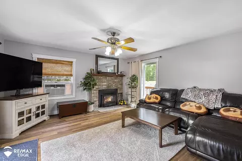 Living - 12467 E Carpenter, Davison, MI 48423 photo 2 of 2