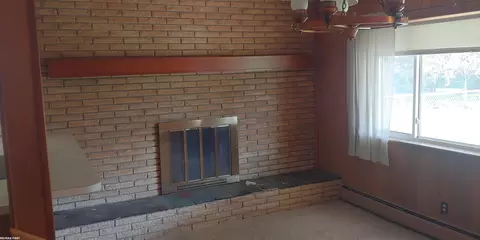 Living - 29446 Runey, Warren, MI 48092 photo 3 of 4