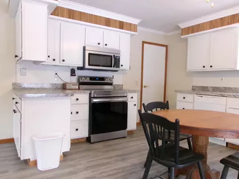 Kitchen - 7571 Patsy Pl, Lake, MI 48632 photo 4 of 5