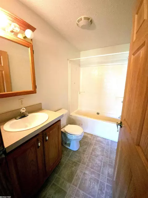 Bath - 1790 Maple, Kimball, MI 48074 photo 4 of 4