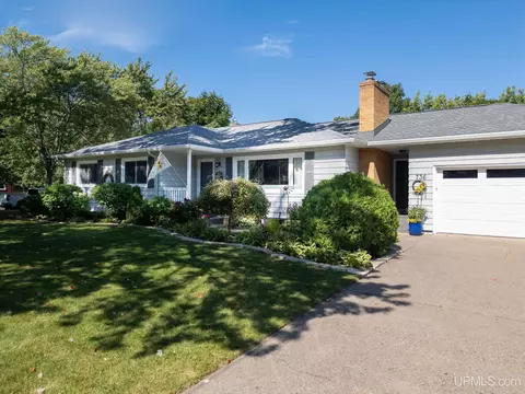 736 W Magnetic, Marquette, MI 49855